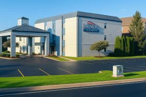 ラファイエットにあるBaymont by Wyndham Lafayette - Purdue Universityの看板が掲げられた建物のレンダリング
