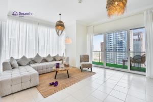 Svetainės erdvė apgyvendinimo įstaigoje Spacious 1BR Apartment Lake View Tower, Cluster B JLT