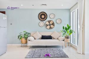 Svetainės erdvė apgyvendinimo įstaigoje Spacious 1BR Apartment Lake View Tower, Cluster B JLT