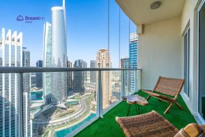 Balkonas arba terasa apgyvendinimo įstaigoje Spacious 1BR Apartment Lake View Tower, Cluster B JLT