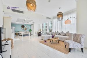 Posezení v ubytování Spacious 1BR Apartment Lake View Tower, Cluster B JLT