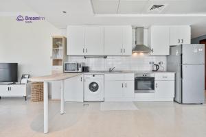 Virtuvė arba virtuvėlė apgyvendinimo įstaigoje Spacious 1BR Apartment Lake View Tower, Cluster B JLT