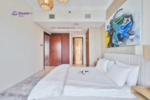 Lova arba lovos apgyvendinimo įstaigoje Spacious 1BR Apartment Lake View Tower, Cluster B JLT