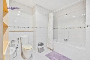 Vonios kambarys apgyvendinimo įstaigoje Spacious 1BR Apartment Lake View Tower, Cluster B JLT