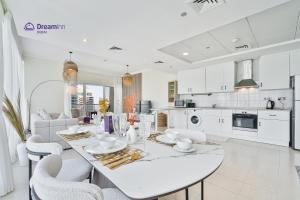 Virtuvė arba virtuvėlė apgyvendinimo įstaigoje Spacious 1BR Apartment Lake View Tower, Cluster B JLT