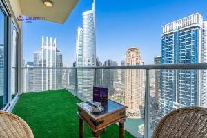 Balkonas arba terasa apgyvendinimo įstaigoje Spacious 1BR Apartment Lake View Tower, Cluster B JLT