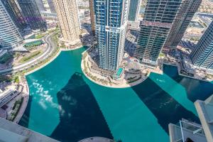 Nespecifikovaný výhled na destinaci Dubaj nebo výhled na město při pohledu z apartmánu
