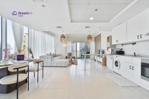 Virtuvė arba virtuvėlė apgyvendinimo įstaigoje Spacious 1BR Apartment Lake View Tower, Cluster B JLT