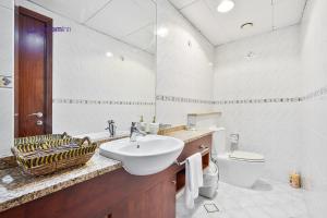 Vonios kambarys apgyvendinimo įstaigoje Spacious 1BR Apartment Lake View Tower, Cluster B JLT
