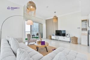 TV a/nebo společenská místnost v ubytování Spacious 1BR Apartment Lake View Tower, Cluster B JLT