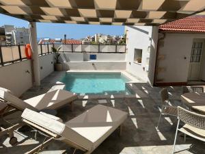 una piscina en el tejado de una casa en Casa Benedetta, en La Canea