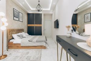 ein Schlafzimmer mit einem Bett und einem Schreibtisch in der Unterkunft Baku City in Baku