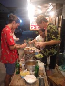 Επισκέπτες που μένουν στο Ayutthaya Par Plearn Homestay อยุธยา พาเพลินold BJ Guesthouse