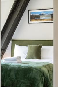 En eller flere senge i et værelse på Remarkable Retreat + 15 billeder