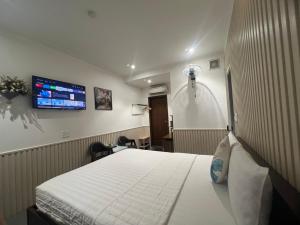 Postel nebo postele na pokoji v ubytování ĐÔNG NHƯ HOTEL