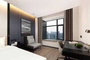 Ένα ή περισσότερα κρεβάτια σε δωμάτιο στο Atour Hotel Shanghai Wujiaochang Wanda Plaza