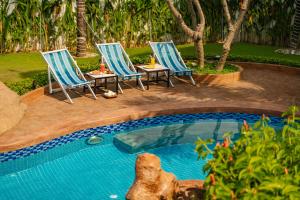 eine Gruppe von Stühlen neben einem Swimmingpool in der Unterkunft Green Oasis Nha Trang Resort in Nha Trang