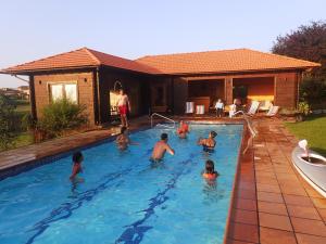 a group of children playing in a swimming pool at Solar do Alambique in Angeja