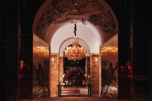 巴黎Hotel SAX Paris, LXR Hotels & Resorts的大楼内带吊灯的大房间