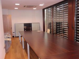 una sala de conferencias con una gran mesa de madera y sillas en Posada Miranda, en Miranda del Castañar