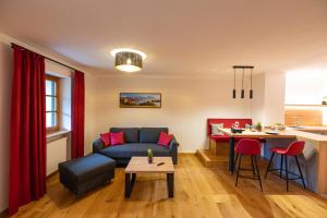 a living room with a couch and a table at Ferienwohnung Sonnenplatz in Roßhaupten