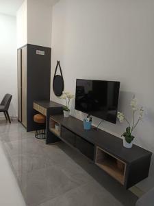 TV a/nebo společenská místnost v ubytování Imperio Homestay by ENM GROUP