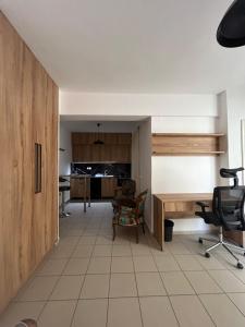 ein Wohnzimmer mit Schreibtisch und Tisch in der Unterkunft Oasi studio in Bendevís