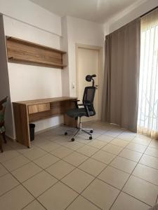 ein Büro mit Schreibtisch und Stuhl in einem Zimmer in der Unterkunft Oasi studio in Bendevís + 1 Foto