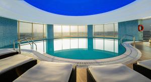 La pileta dentro o cerca de Millennium Hotel Doha