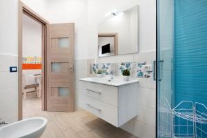 Et badeværelse på Casa Vacanze La Via delle Stelle + 44 billeder