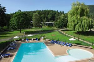 Bazén v ubytování Hotel Parc Les Cigognes nebo v jeho okolí