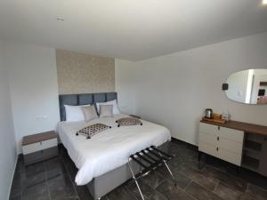 Postel nebo postele na pokoji v ubytování Hotel Parc Les Cigognes