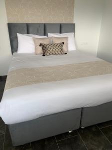 Postel nebo postele na pokoji v ubytování Hotel Parc Les Cigognes