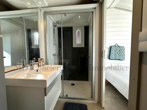 Ένα μπάνιο στο Chalet en bord de plage +16 φωτογραφίες