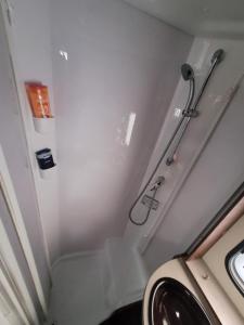 Ένα μπάνιο στο Wohnmobil Hotel Andy y Dairys +4 φωτογραφίες