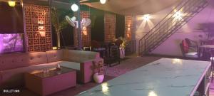 Khu vực ghế ngồi tại Hotel Bullet Inn