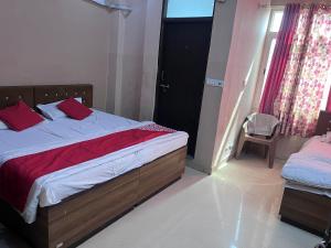 Giường trong phòng chung tại Hotel Bullet Inn