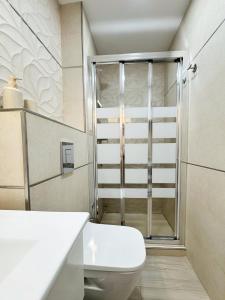un baño con inodoro y ducha en Agata Sunset Studio & Swimming Pool, en Benalmádena