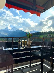 Cảnh núi rừng hoặc tầm nhìn ra núi từ căn hộ