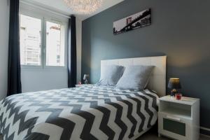 ディジョンにあるSweet Home Dijon Nodotのベッドルーム1室(青い壁のベッド1台、シャンデリア付)