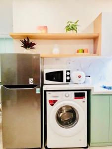 a kitchen with a washing machine and a microwave at LK Homestay S218 in Gia Lâm Pho