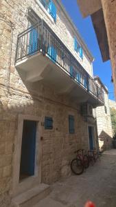 ヴィスにあるVila More moje A1の側面にバルコニーがある建物