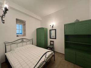 ヴィスにあるVila More moje A1の緑のキャビネット、ベッド、窓が備わるベッドルーム1室が備わります。