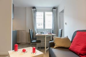 una sala de estar con un sofá y una mesa en Sweet Home Dijon Nodot, en Dijon