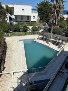 een uitzicht over een zwembad voor een huis bij Le Rocher - Appt pour 6 climatisé avec piscine in LʼÎle-Rousse