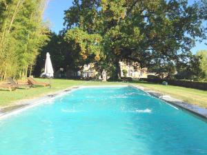 - une piscine d'eau bleue dans un parc dans l'établissement La Rebière d'Or, B&B et Gîte, à Mouleydier