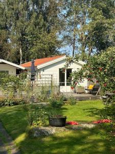 Zahrada ubytování Lillebo - Idyllisk stuga med närhet till hav och stad