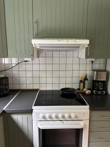 Kuchyň nebo kuchyňský kout v ubytování Lillebo - Idyllisk stuga med närhet till hav och stad