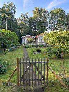Zahrada ubytování Lillebo - Idyllisk stuga med närhet till hav och stad
