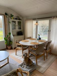 Posezení v ubytování Lillebo - Idyllisk stuga med närhet till hav och stad